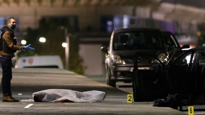 La Policía abate en París a dos personas que intentaron atropellarles con el coche