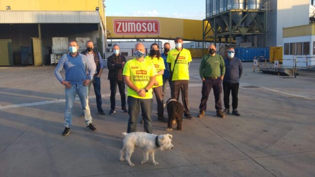 Los trabajadores de Zumosol no se rinden tras cuatro meses de encierro: «Deben 11 nóminas»