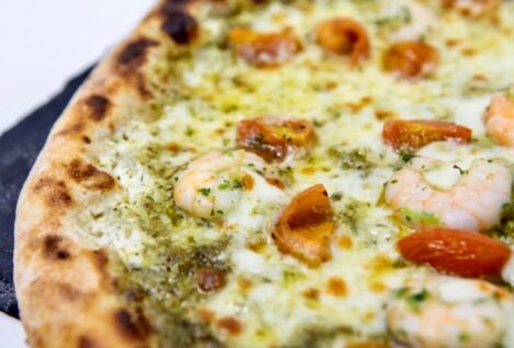 La mejor pizza 'gourmet' de España lleva gamba roja y se puede comer en Jávea (Alicante)