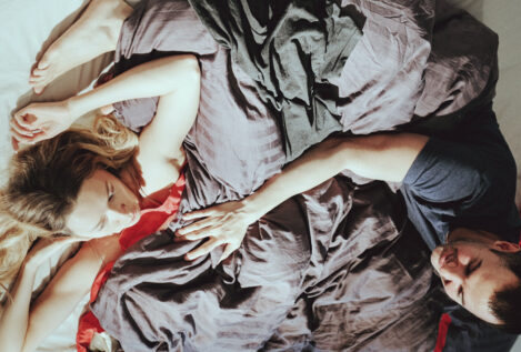Los beneficios de dormir solo: por qué no conviene compartir cama para descansar bien