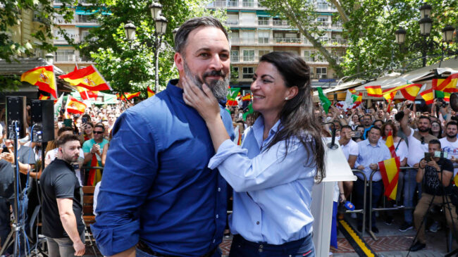 Abascal pide a Juanma Moreno que aclare con quién pactará tras las elecciones andaluzas