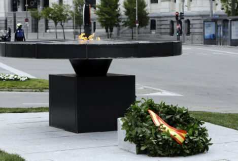 El pebetero que homenajea a las víctimas de la covid en Madrid vuelve a lucir su llama tras ser vandalizado