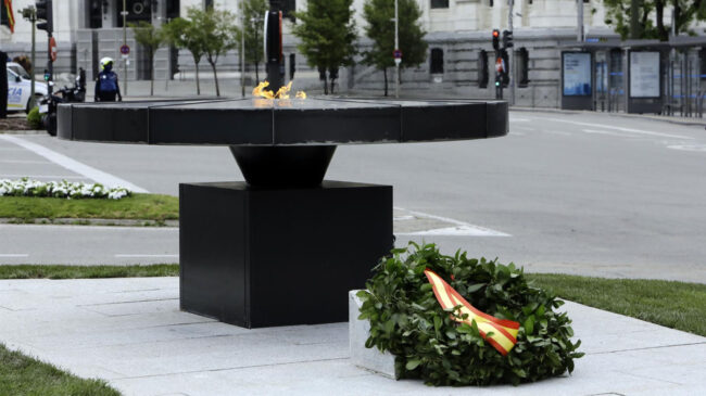 El pebetero que homenajea a las víctimas de la covid en Madrid vuelve a lucir su llama tras ser vandalizado