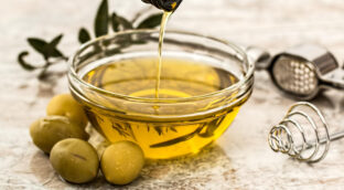 Aceite de oliva: cómo protegerlo en la cocina para que sea lo más sano posible