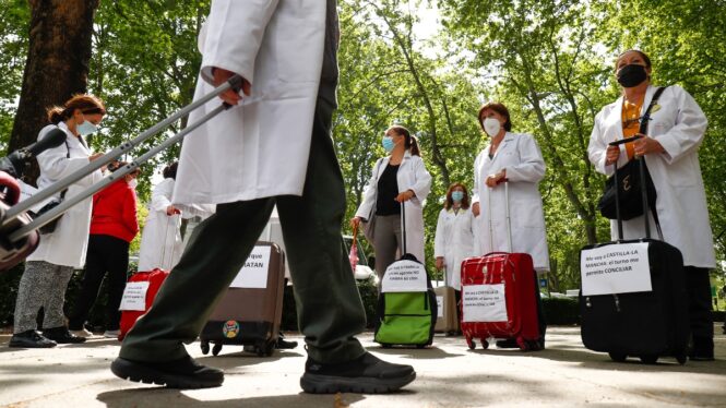 Éxodo sanitario: España importa el doble de médicos de los que se marchan a trabajar fuera