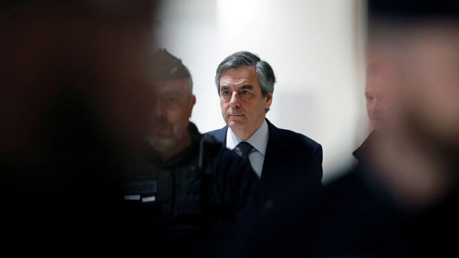 François Fillon, condenado a cuatro años por el empleo ficticio de su esposa