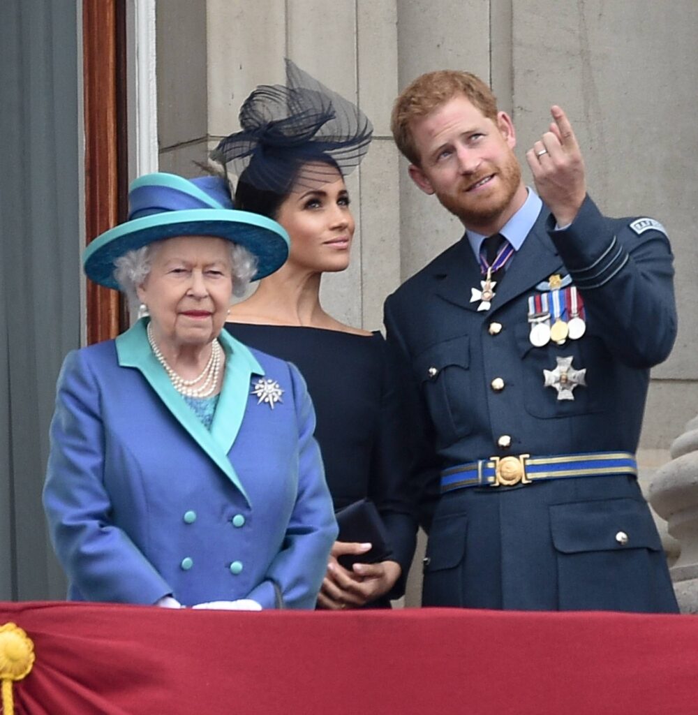 Tras el 'Megxit', los duques de Sussex no podrían aparecer en el balcón de Buckingham junto al resto de la familia. Gtres