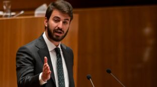 Vox sondea a altos funcionarios del Estado para paliar su falta de cuadros en Castilla y León
