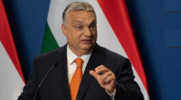 Sánchez imita a Orbán: Hungría busca recaudar 4.120 millones con tasas a bancos y eléctricas