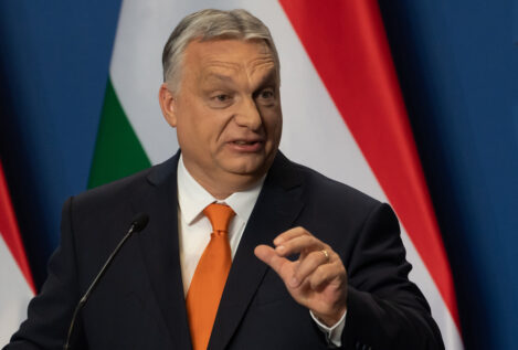 Sánchez imita a Orbán: Hungría busca recaudar 4.120 millones con tasas a bancos y eléctricas