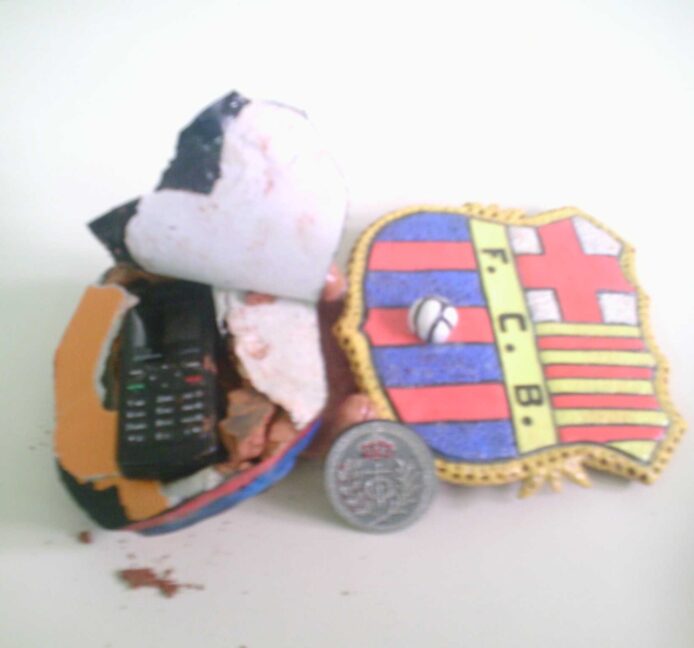 Galletas, lejía, un escudo del Barça... así cuelan los móviles ilegalmente en las cárceles