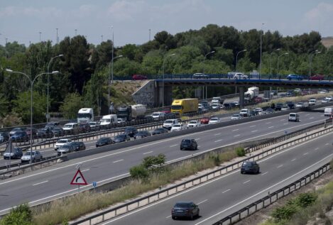 Casi todas las salidas de Madrid registran atascos por el puente de San Isidro