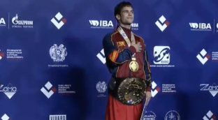 El himno de Primo de Rivera se cuela en la entrega del oro a un  boxeador español