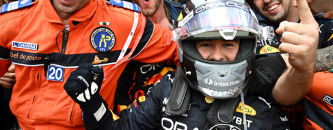 Sergio Pérez se corona en el GP de Mónaco tras una gran batalla contra Carlos Sainz