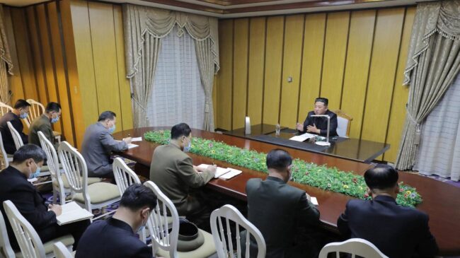 Corea del Norte anuncia seis fallecidos y 18.000 contagios tras admitir su primer caso de covid