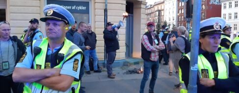 Un líder ultraderechista danés quema otro ejemplar del Corán frente a una mezquita