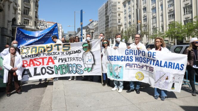 Los médicos no fijos de Madrid afrontan su cuarto día de huelga con un llamamiento a donar sangre en La Paz