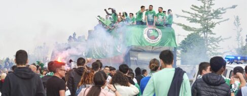 El Racing celebra su ascenso a Segunda con una marea verdiblanca en Santander