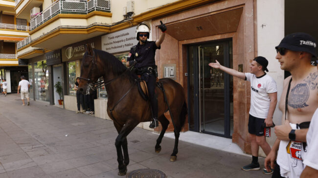 Graves disturbios en Sevilla entre hinchas alemanes y escoceses antes de la final
