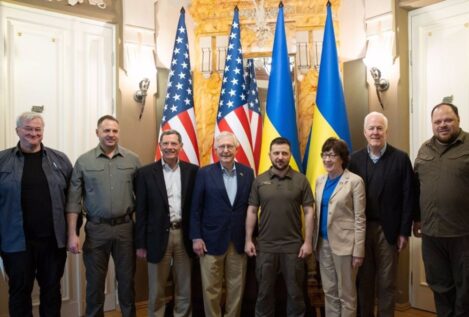 Zelenski recibe en Kiev a un grupo de senadores de Estados Unidos