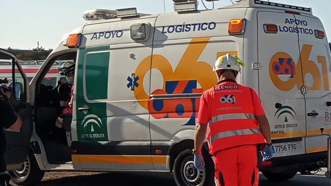 Dos muertos y tres heridos graves al volcar un autobús con una veintena de temporeros en Sevilla