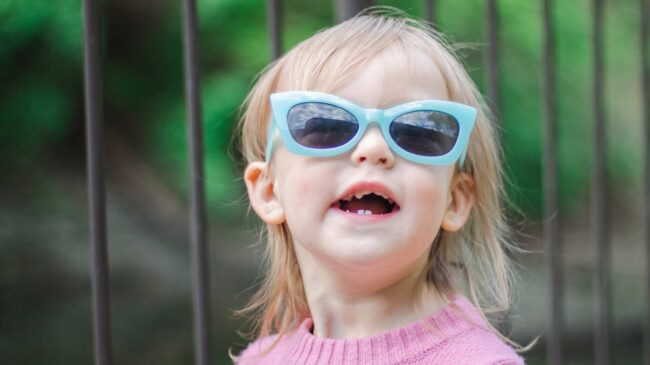 ¿Deben usar los niños gafas de sol?