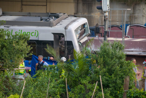 Un muerto y decenas de heridos tras chocar dos trenes en Sant Boi (Barcelona)