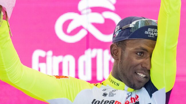 Girmay, el primer ciclista negro que gana en una gran vuelta, se retira del Giro tras un golpe en el ojo con el corcho del champagne