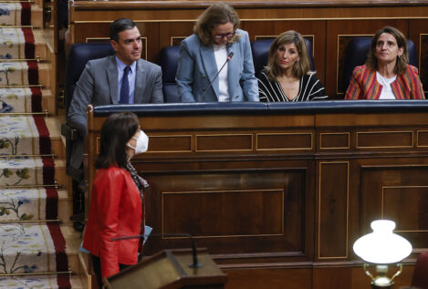 Yolanda Díaz se aleja de Podemos y ofrece apoyo a Robles: «Debe guardarse las espaldas»