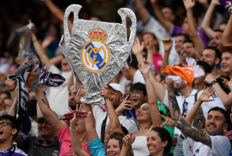 Aficionados del Real Madrid cargan contra Ceferin por el retraso en la final de la Champions