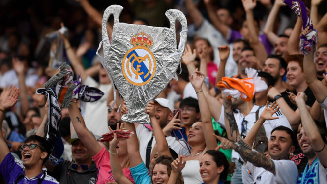 Aficionados del Real Madrid cargan contra Ceferin por el retraso en la final de la Champions