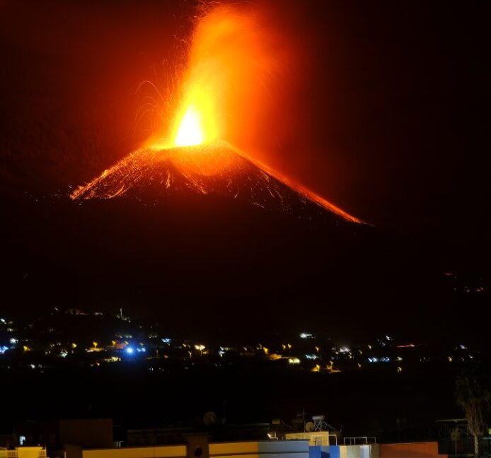 Los afectados del volcán de Cumbre Vieja exigen al Gobierno canario la ayuda de 30.000 euros prometida