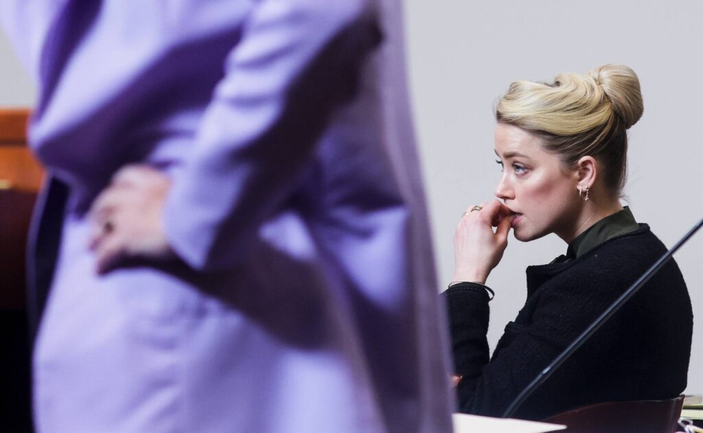 Amber Heard escucha atenta el testimonio de la modelo inglesa. Gtres