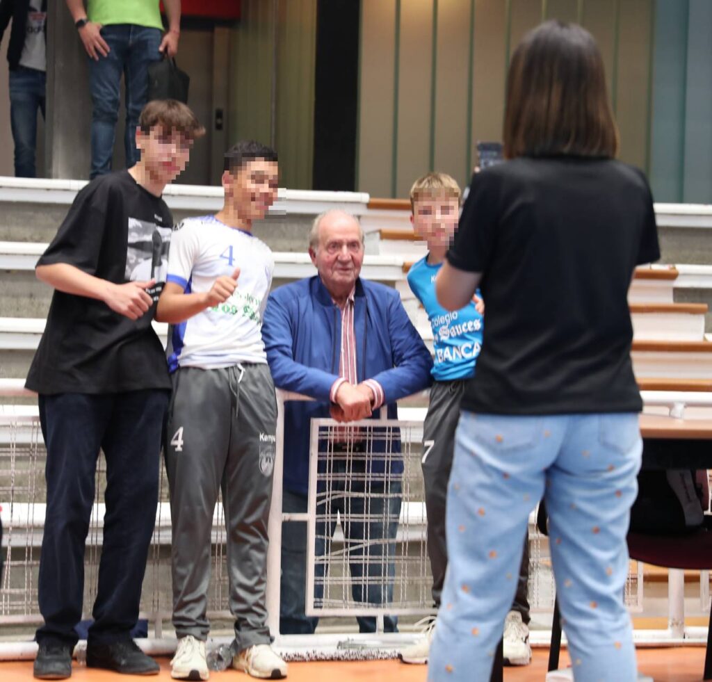 Don Juan Carlos posando para una foto tras el encuentro de balonmano en el que jugó su nieto Pablo. Gtres