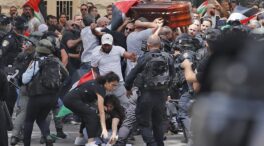 La policía israelí carga contra el cortejo fúnebre de la periodista de Al Jazeera
