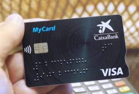 CaixaBank lanza la primera tarjeta financiera con sistema braille en España