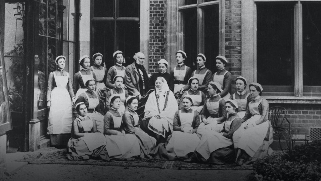 Nightingale (en el centro) es considerada una de las precursoras de la Enfermería moderna