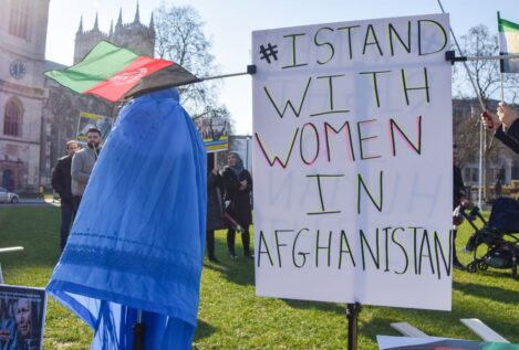 Los talibanes ordenan a las mujeres cubrirse la cara en público y recomiendan llevar burka