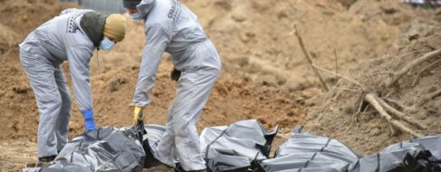 Encuentran más de 50 militares ucranianos muertos en una fosa común de Mariúpol