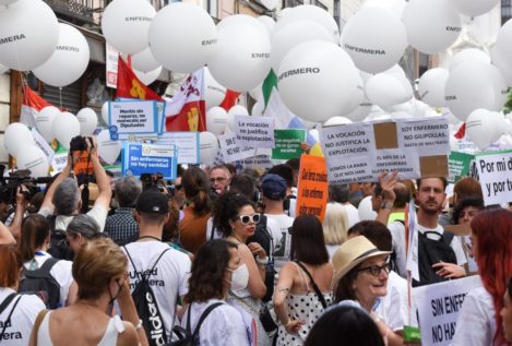 Miles de enfermeros se manifiestan en Madrid para reclamar mejores condiciones
