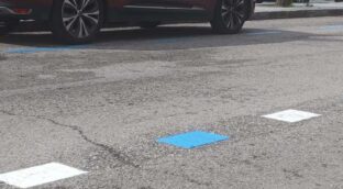 Qué son esas plazas de aparcamiento con marcas azules y blancas