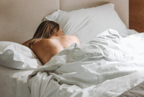 Dormir boca abajo, una práctica llena de riesgos para tu sueño y tu descanso