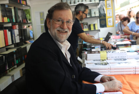 El expresidente Rajoy firma su 'Política para adultos' en la Feria del Libro de Madrid