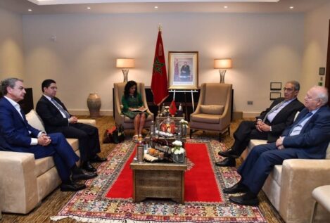 Zapatero y Moratinos se reúnen con el ministro de Exteriores de Marruecos en Tánger