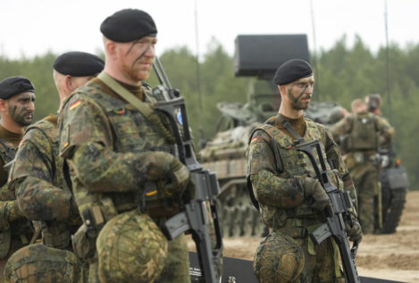 Los líderes de la OTAN aprueban aumentar sus tropas en el este de Europa