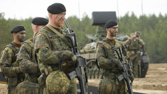 Los líderes de la OTAN aprueban aumentar sus tropas en el este de Europa