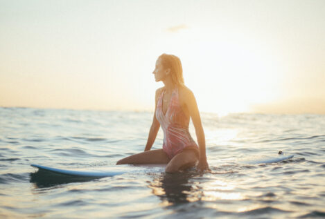 Seis beneficios de hacer surf, una opción más para ponerte en forma en verano