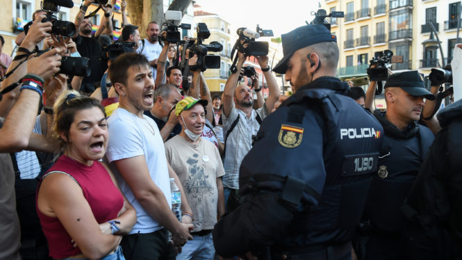 El 'bluf' de las protestas anti-OTAN: más policías que manifestantes, y más lecheras que carteles