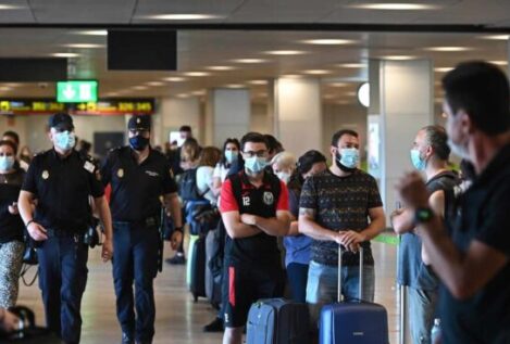 Policías desmontan la versión del Gobierno en los aeropuertos: «El turista es quien lo paga»