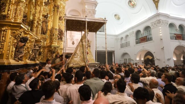Suspendida la procesión de la Virgen del Rocío tras romperse un banco del paso nuevo